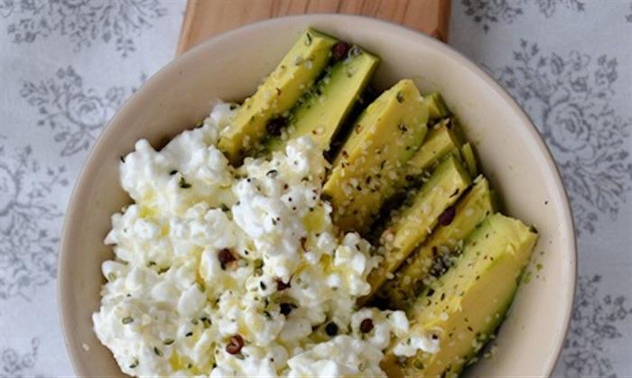 Insalata di avocado e fiocchi di latte con semi di canapa, pepe di sichuan  e olio limone - Melandri Gaudenzio dal 1947